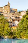 Il fiume Bidente e il villaggio medievale di Cusercoli in Romagna - © GoneWithTheWind / Shutterstock.com