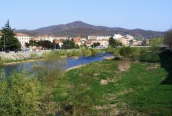 Il fiume Bormida di Spigno e la cittadina Cairo Montenotte in Liguria - © F Ceragioli - CC BY-SA 3.0 - Wikimedia Commons.