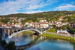 Il fiume Brembo attraversa San Pellegrino Terme, provincia di Bergamo (Lombardia) - © makalex69 / Shutterstock.com