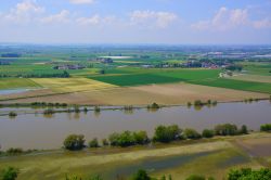 Il fiume Danubio nelle campagne di Deggendorf dopo l'inondazione del Giugno 2013, Germania.

