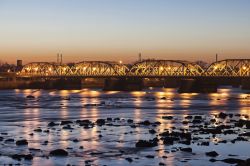 Il fiume Delaware a Trenton, New Jersey, all'alba con il ponte illuminato.



