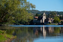 Il fiume Dordogne nei pressi del villaggio di Beaulieu, Francia, con un'elegante dimora signorile sullo sfondo.
