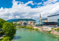 Il fiume Drava e il centro di VIllach, città ...