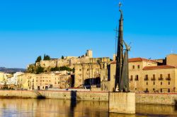 Il fiume Ebro e il monumento ai Caduti della Battaglia dell'Ebro a Tortosa, Spagna. L'opera scultorea è stata realizzata in memoria dei cittadini schierati a fianco di Franco ...