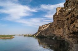 Il fiume Eufrate lungo le scogliere rocciose di Dura-Europos, Siria.



