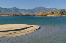 Il fiume Flumendosa e la spiaggia di Porto Corallo vicino a Villaputzu in Sardegna