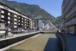 Il fiume Gran Valira a Andorra la Vella, Andorra. Il Valira, conosciuto nel piccolo stato di Andorra come Gran Valira, ne attraversa la capitale per poi entrare in Spagna dopo 3 chilometri - Lasse ...