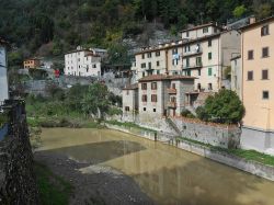 Il fiume Lamone e le case del Borgo di Marradi in Toscana - © Zebra48bo - CC BY-SA 4.0, Wikipedia