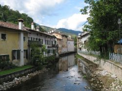 Il fiume LIvenza attraversa Polcenigo, nelle prealpi friulane, in provinicia di Pordenone - © Dani 7C3 -CC BY 3.0, Wikipedia