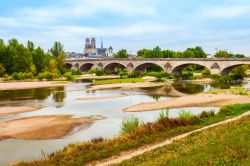 Il fiume Loira con ponte e cattedrale sullo sfondo a Orléans, Francia.

