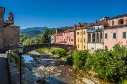 Il fiume Magra e le case colorate del borgo di Pontremoli in Lunigiana, nord della Toscana.