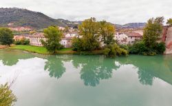 Il fiume Meaturo a sud del centro di Fossombrone, Marche