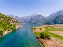 Il fiume Mera e il lago di Novate Mezzola in Lombardia.