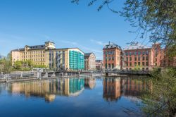 Il fiume Motala con la cittadina industriale di Norrkoping sullo sfondo, Svezia - © Rolf_52 / Shutterstock.com