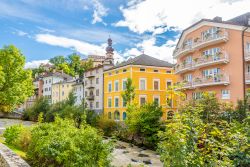 Il fiume Rienza e le case del centro di Brunico, Trentino Alto Adige.