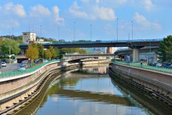 Il fiume Sambre a Charleroi (Belgio) attraversa la zona industriale della città - © skyfish / Shutterstock.com