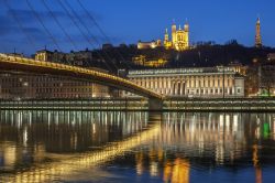 Il fiume Saona illuminato di notte a Lione, Francia. Lungo il suo corso questo fiume attraversa 205 Comuni fra cui Lione, nel dipartimento del Rodano - © prochasson frederic / Shutterstock.com ...