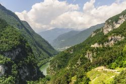 Il fiume Sarca e il paesaggio nei pressi di Stenico in Trentino