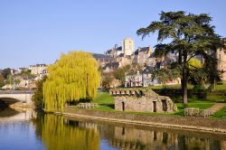 Il fiume Sarthe e il centro storico di Le Mans in Francia