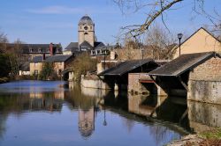 Il fiume Sarthe e la Basilica di Notre Dame nel centro Alencon in Normandia, nord della Francia