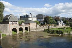 Il fiume Selune, famoso per i suoi salmoni, e il borgo di Ducey in Normandia - © Peter Titmuss / Shutterstock.com