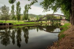 Il fiume Serta attraversato da un ponte pedonale in una giornata nuvolosa (Portogallo).
