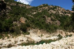 Il fiume Solenzara incontra le Cime di Bavella, Corsica - la località di Solenzara offre al turista una vasta gamma di possibilità di vacanza: non solo mare dunque, ma anche fiume ...
