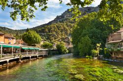 Il fiume Sorgue nel borgo di Fontaine-de-Vaucluse, Provenza (Francia).
