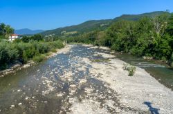 Il fiume Taro fotografato in primavera nella zona di Borgo Val di Taro in provincia di Parma, Emilia-Romagna
