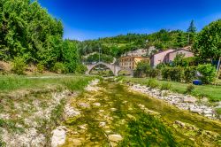 Il fiume Tramazzo a Modigliana e il ponte di San Donato a schiena d'asino