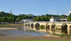 Il fiume Vienne e il ponte di Chinon in Francia.