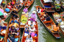 Il Floating Market di Damnoen Saduak, una delle classiche escursioni da Bangkok in Thailandia - © Chiradech Chotchuang / Shutterstock.com