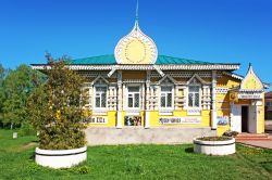 Il Folk Museum di Uglich, sulle sponde del fiume Volga, Russia. E' uno degli spazi museali più popolari della città: a fondarlo furono i coniugi Diana e Alexander Golunovs ...