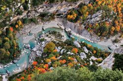 Il fondo del canyon del fiume Verdon (Gorges du Verdon) in Provenza, sud della Francia