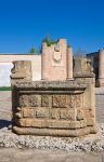 Il Fonte Pliniano a Manduria, Puglia, Italia. A sud del convento di Sant'Antonio, nell'area archeologica, sorge il Fonte Pliniano. Il suo nome deriva da Plinio il Vecchio che lo descrisse ...