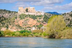 Il forte di miravet si innalza a picco sul fiume Ebro in Spagna, uno degli scorci più suggestivi della Catalogna