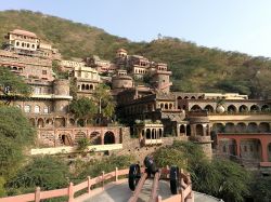 Il Forte di neemrana si trova non lontano da Delhi, lungo la strada per Jaipur