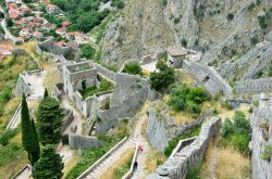 Il forte di San Giovanni a Cattaro, Montenegro. Circondata da ripidissime montagne che si innalzano per oltre mille metri, Cattaro vanta un sistema difensivo articolato e complesso che ben si ...