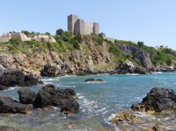 Il Forte di Talamone e il mare limpido della Toscana - © LOCUBROTUS / Shutterstock.com