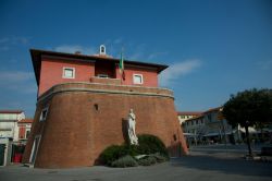 Il Forte Lorenese a Forte dei Marmi, Toscana. Questa costruzione militare che si trova nel centro della città ospita il Museo della Satira e della Caricatura. Venne realizzata in epoca ...