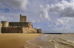 Il Forte Vauban a Fouras, Charente-Maritime, Francia. Testimonianza del passato, questa fortificazione è caratterizzata dal mastio del XII° secolo e dalla cinta muraria del XVII° ...