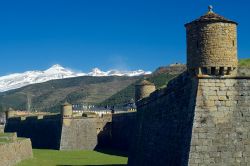 Il fossato del castello di San Pietro a Jaca, Spagna. Nota come La Ciudadela, questa costruzione a pianta pentagonale fu fatta costruire da Filippo II° nel 1595 su progetto dell'architetto ...