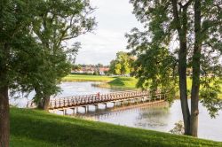 Il fossato della città vecchia di Fredrikstad, Norvegia, con il ponte pedonale in legno.

