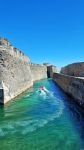 Il fossato di San Felipe a Ceuta, Spagna. Questo ampio fossato navigabile pieno d'acqua separa l'istmo di Ceuta dal continente e mette in comunicazione le acque dello stretto con quelle ...