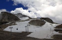 Il ghiacciaio di Hintertux in Austria offre piste da sci anche in estate, 365 giorni l'anno