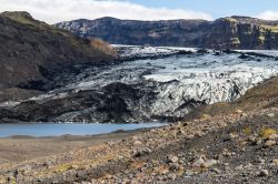 Il ghiacciaio Myrdalsjokull nei pressi di Vik i Myrdal, Islanda, con il ghiaccio scurito dalla roccia lavica.




