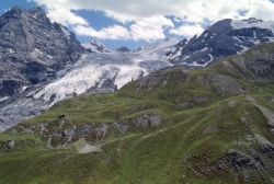 Il ghiacciaio Ortles visto dal Passo dello Stelvio, nord Italia. E' una delle montagne più imponenti delle Alpi Retiche meridionali.

