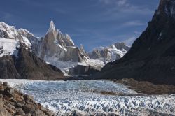 Il ghiacciaio To Cerro Torre in inverno, Patagonia, Cile. La vetta del Cerro Torre è considerata una fra le più spettacolari e inaccessibili al mondo perchè per raggiungerla ...