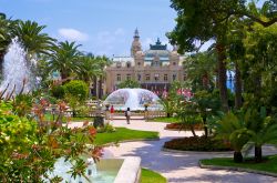 Il giardino con fontane vicino al casinò di Monte Carlo, Principato di Monaco.



