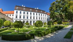Il giardino del palazzo di Schaezler a Augusta, Germania. Si tratta di una delle più prestigiose residenze nobiliari cittadine - © Val Thoermer / Shutterstock.com